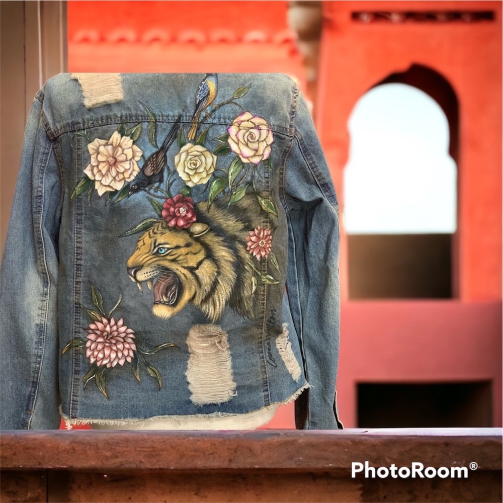 Hand painted Denim Jacket TIGER NEW Women’s SZ MD big cats lions OOAK - Picture 3 of 13